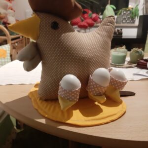 Erlernen einer Hauswirtschaftstätigkeit: Nähen: Huhn mit Taschen für Ostereier oder Kuschelkissen in Hasenform