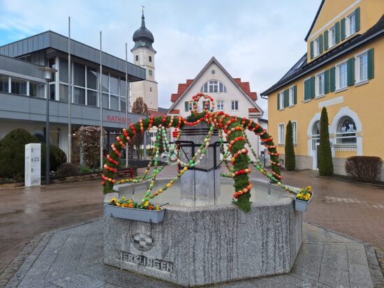 Traditioneller Osterbrunnen